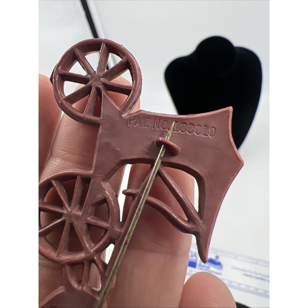 Vintage 1940s Copper Brown Horse Drawn Carriage Celluloid Brooch Pin C Clasp - Picture 6 of 9